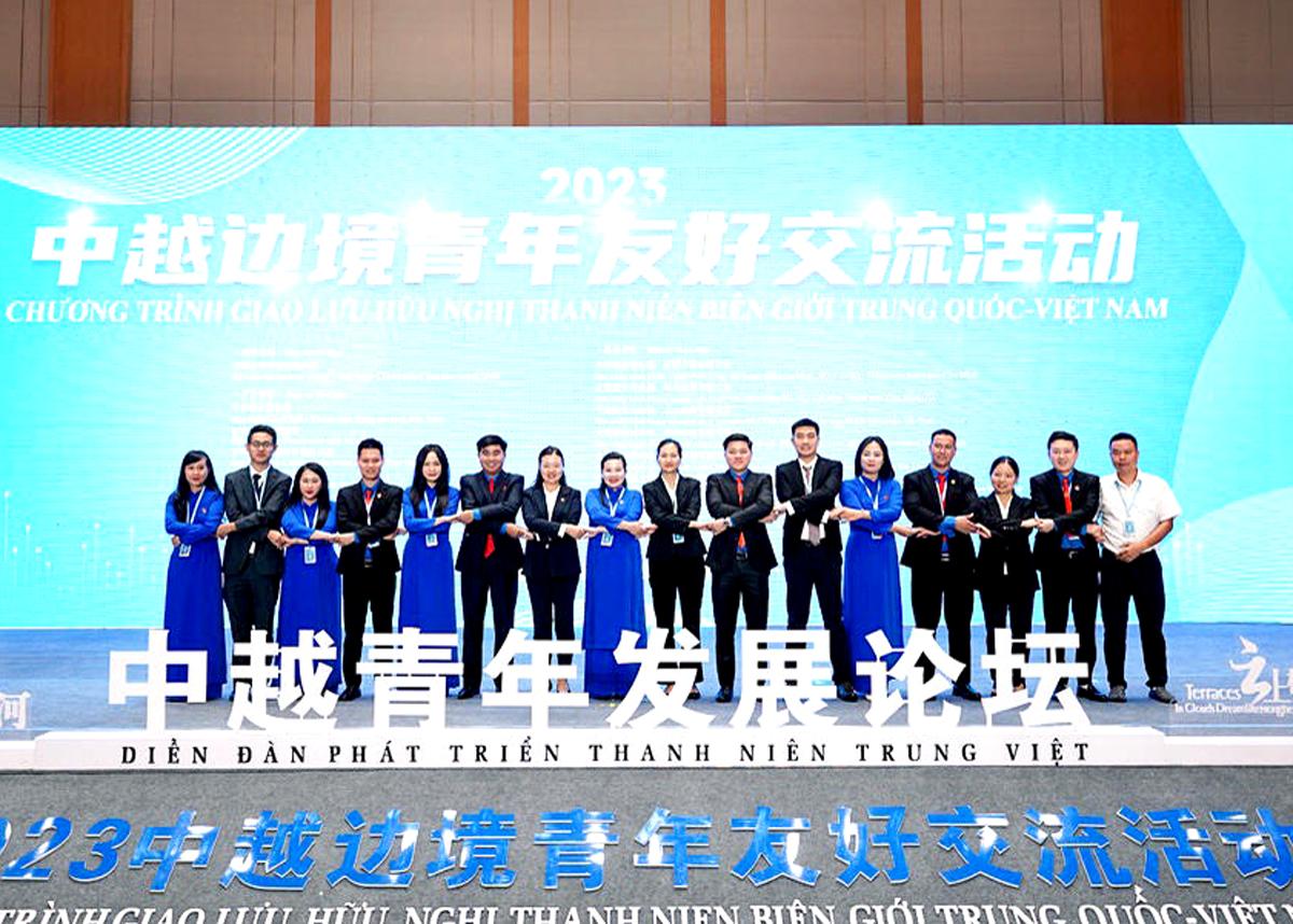 Tỉnh đoàn Hà Giang chụp ảnh lưu niệm với Đoàn TNCS tỉnh Vân Nam (Trung Quốc)