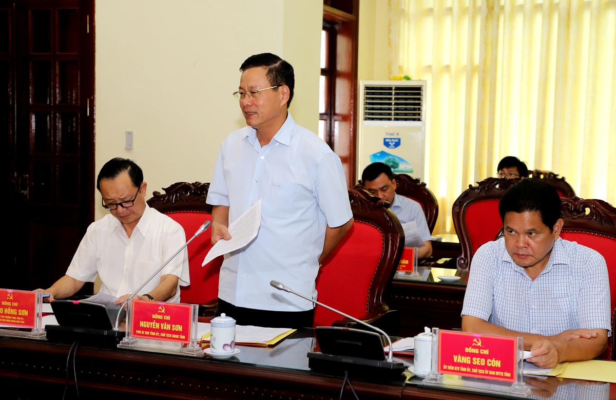 Chủ tịch UBND tỉnh Nguyễn Văn Sơn báo cáo khái quát về tình hình phát triển KT-XH những tháng đầu năm.
