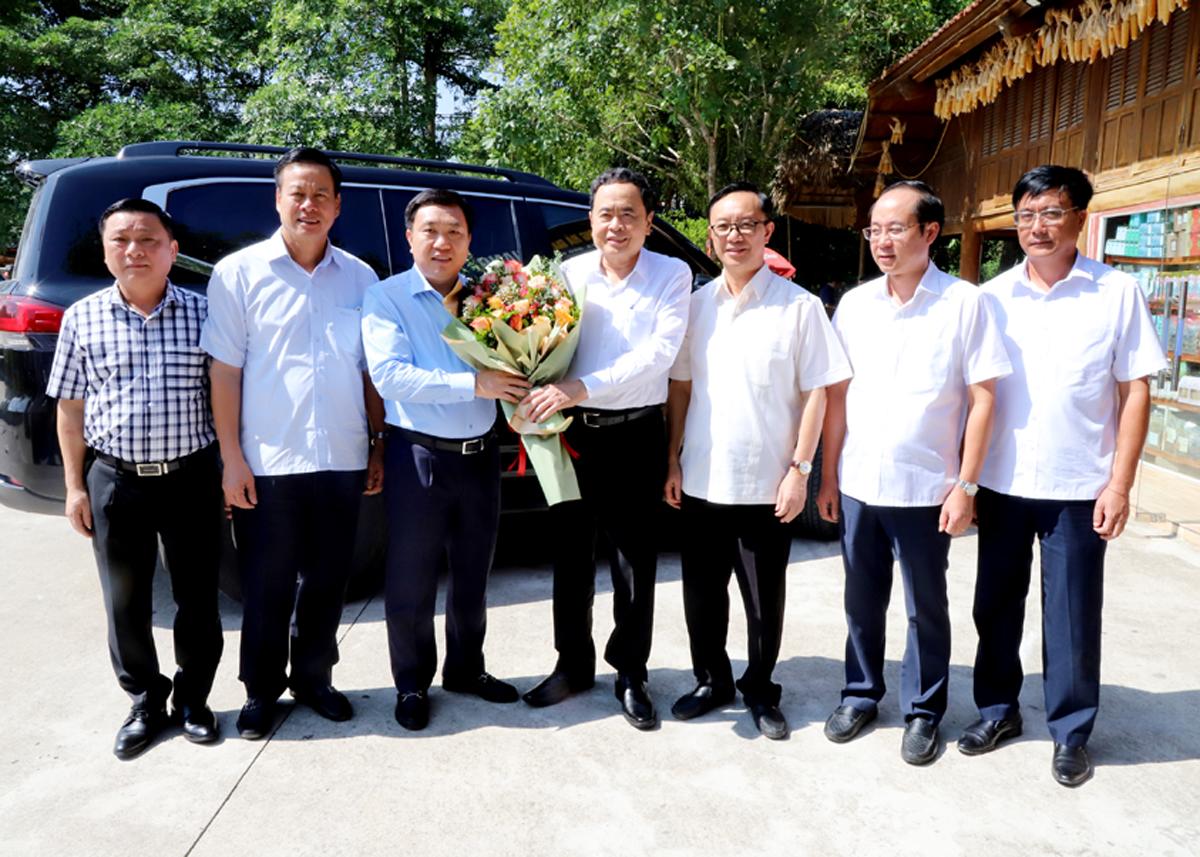 Các đồng chí lãnh đạo tỉnh, huyện Bắc Quang đón, tặng hoa Phó Chủ tịch Thường trực Quốc hội Trần Thanh Mẫn tại cầu Trì (Bắc Quang).