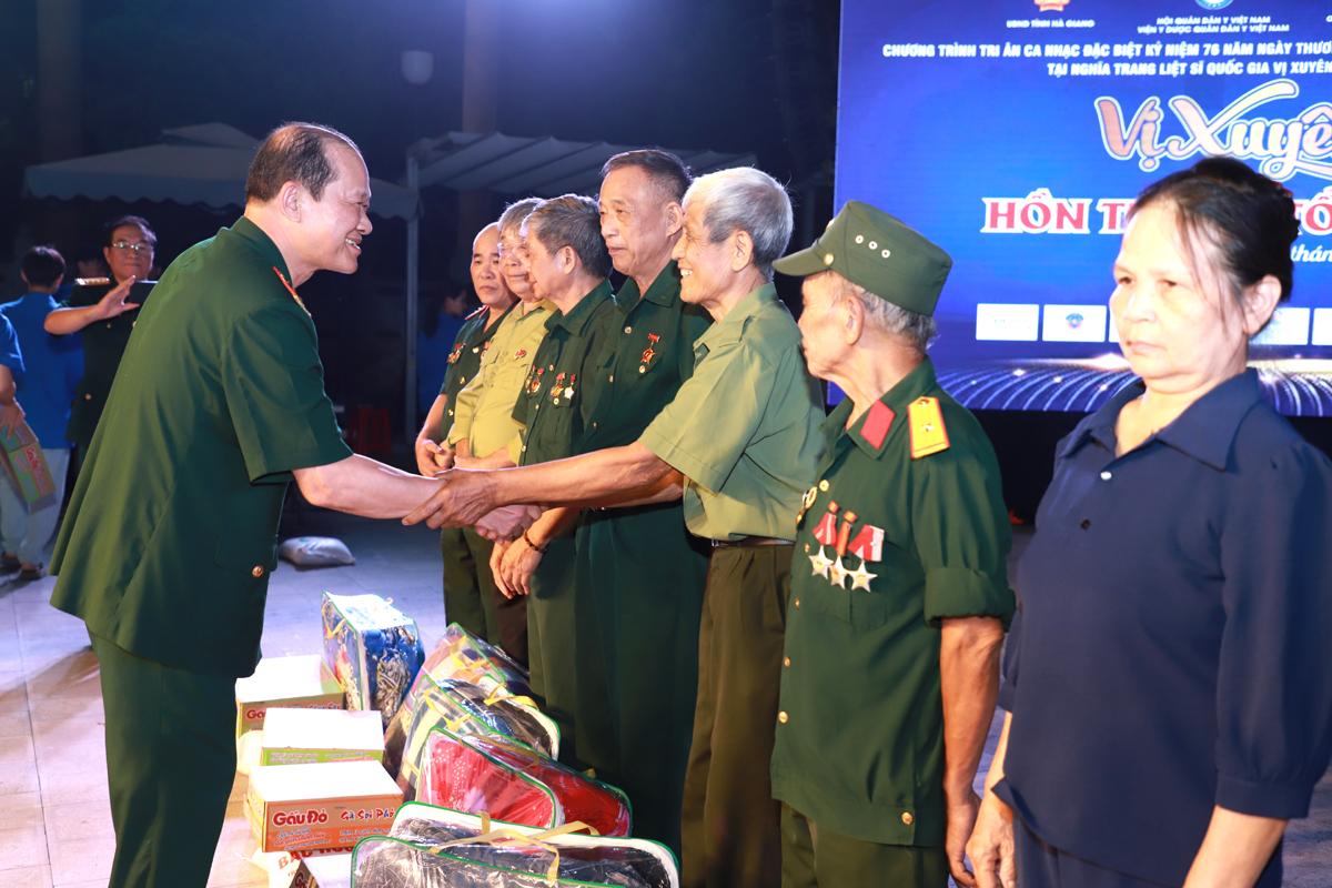 Thượng tướng Bế Xuân Trường, Chủ tịch T.Ư Hội Cựu chiến binh Việt Nam trao quà cho các gia đình chính sách huyện Vị Xuyên