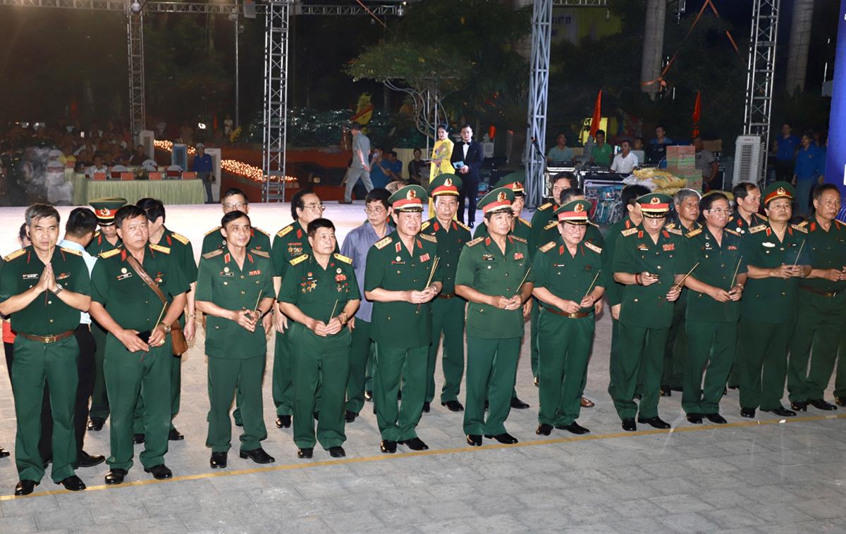 Đoàn đại biểu T.Ư Hội Cựu chiến binh Việt Nam dâng hương tưởng nhớ các AHLS