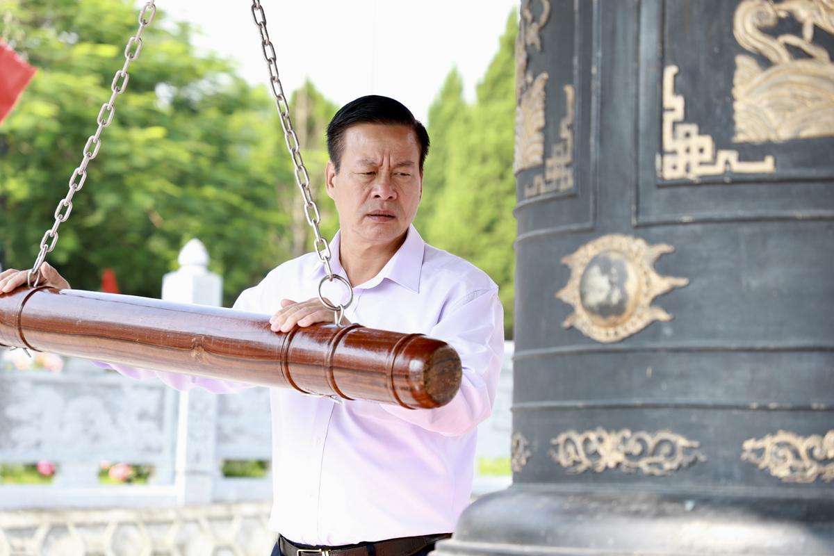 Chủ tịch UBND tỉnh Nguyễn Văn Sơn thỉnh chuông tưởng nhớ các AHLS tại Nghĩa trang Liệt sỹ Quốc gia Vị Xuyên