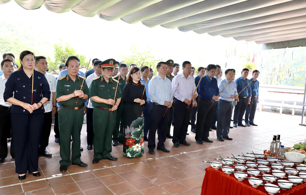 Chủ tịch UBND tỉnh Nguyễn Văn Sơn cùng các đại biểu dâng hương tưởng nhớ các AHLS
