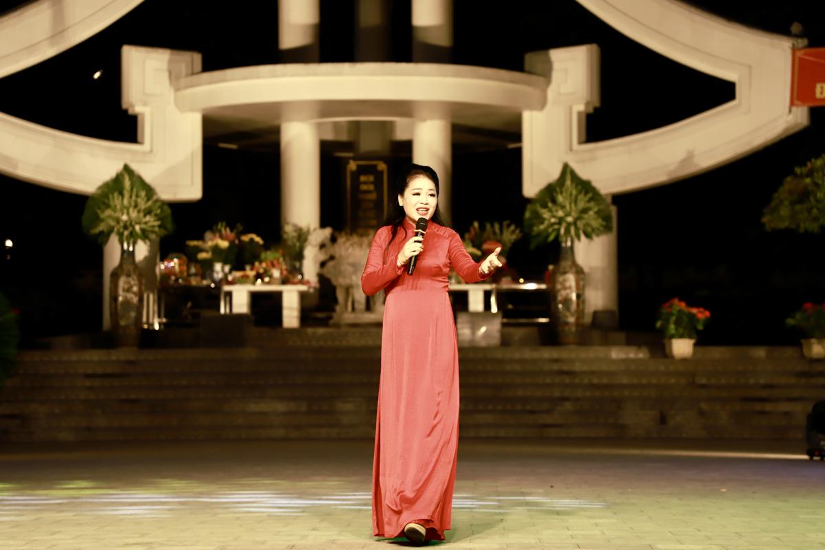 Ca sĩ Anh Thơ biểu diễn trong chương trình nghệ thuật “Vị Xuyên hồn thiêng Tổ quốc” tri ân, tưởng nhớ các AHLS