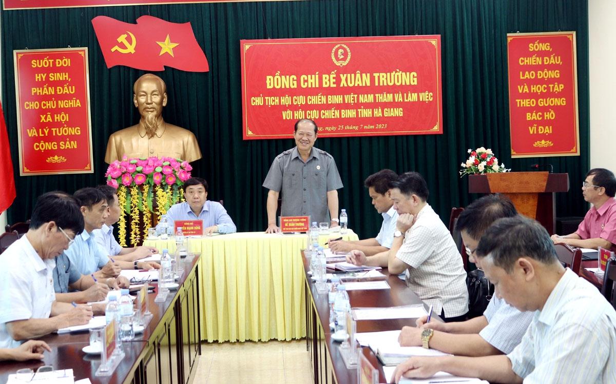 Thượng tướng Bế Xuân Trường, Chủ tịch Hội CCB Việt Nam phát biểu tại buổi làm việc.