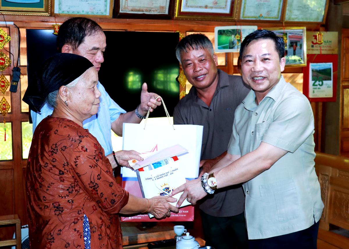 Phó Trưởng ban Dân nguyện Lưu Bình Nhưỡng tặng quà bà Nguyễn Thị Mặt, là vợ liệt sỹ, xã Phương Thiện (thành phố Hà Giang).