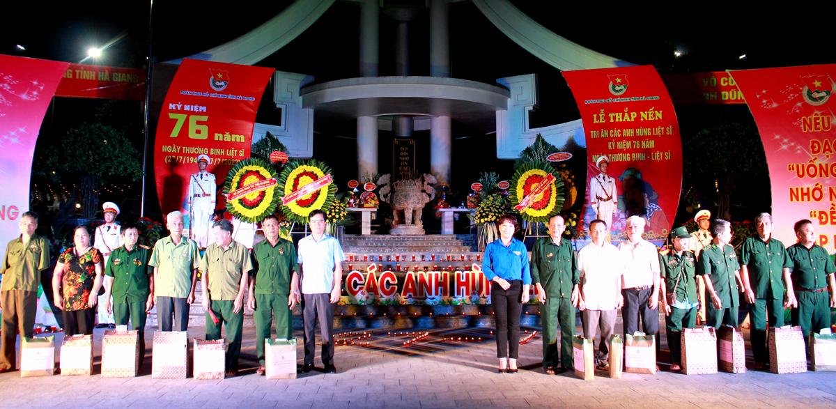 Đồng chí Trần Quang Minh và lãnh đạo T.Ư Đoàn tặng quà cho các thương, bệnh binh, gia đình chính sách.