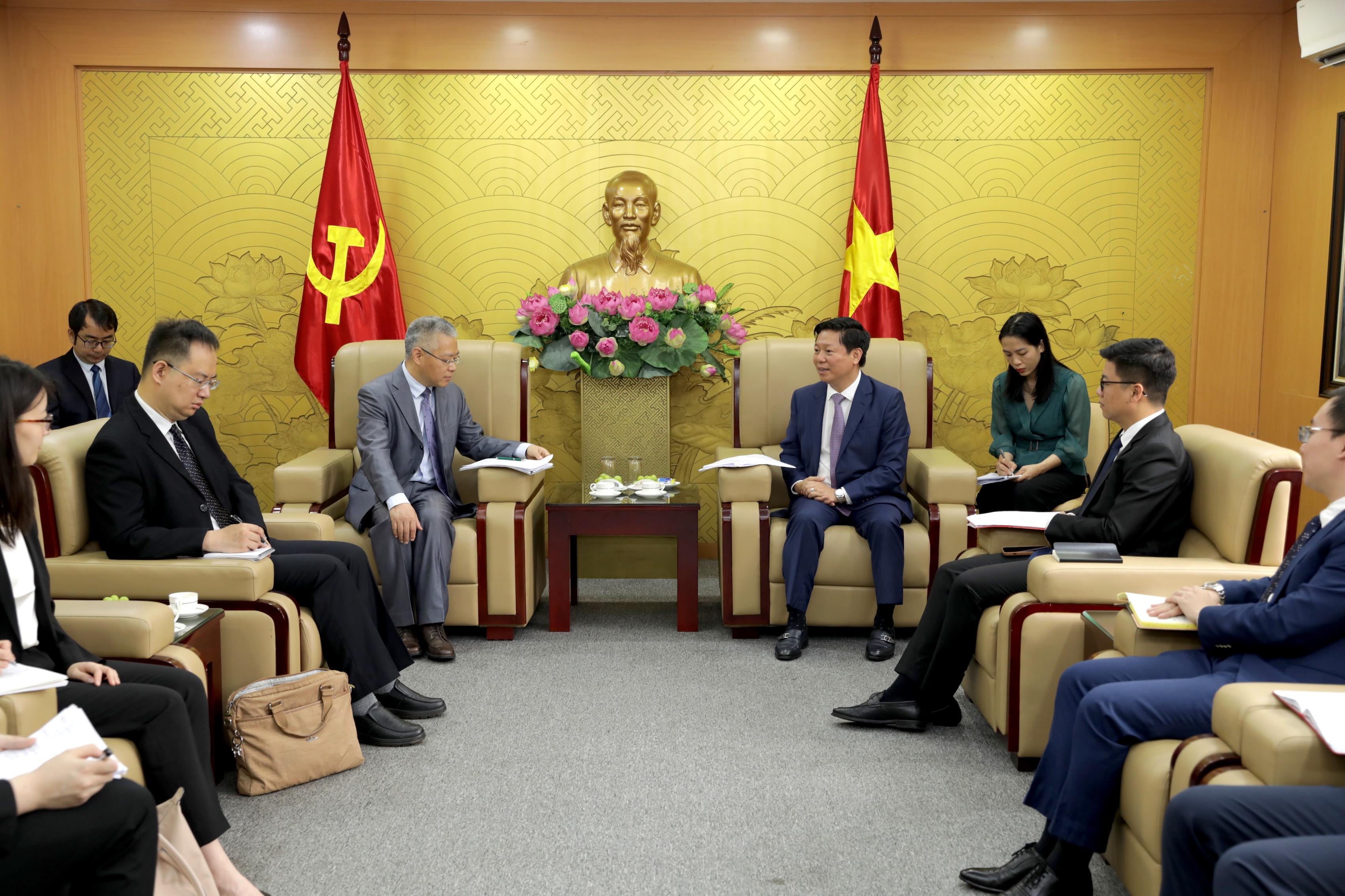 Đồng chí Trần Thanh Lâm, Phó Trưởng ban Tuyên giáo Trung ương tiếp đoàn đại biểu Ban Liên lạc Đối ngoại Trung ương Đảng Cộng sản Trung Quốc sang thăm và làm việc tại Việt Nam.