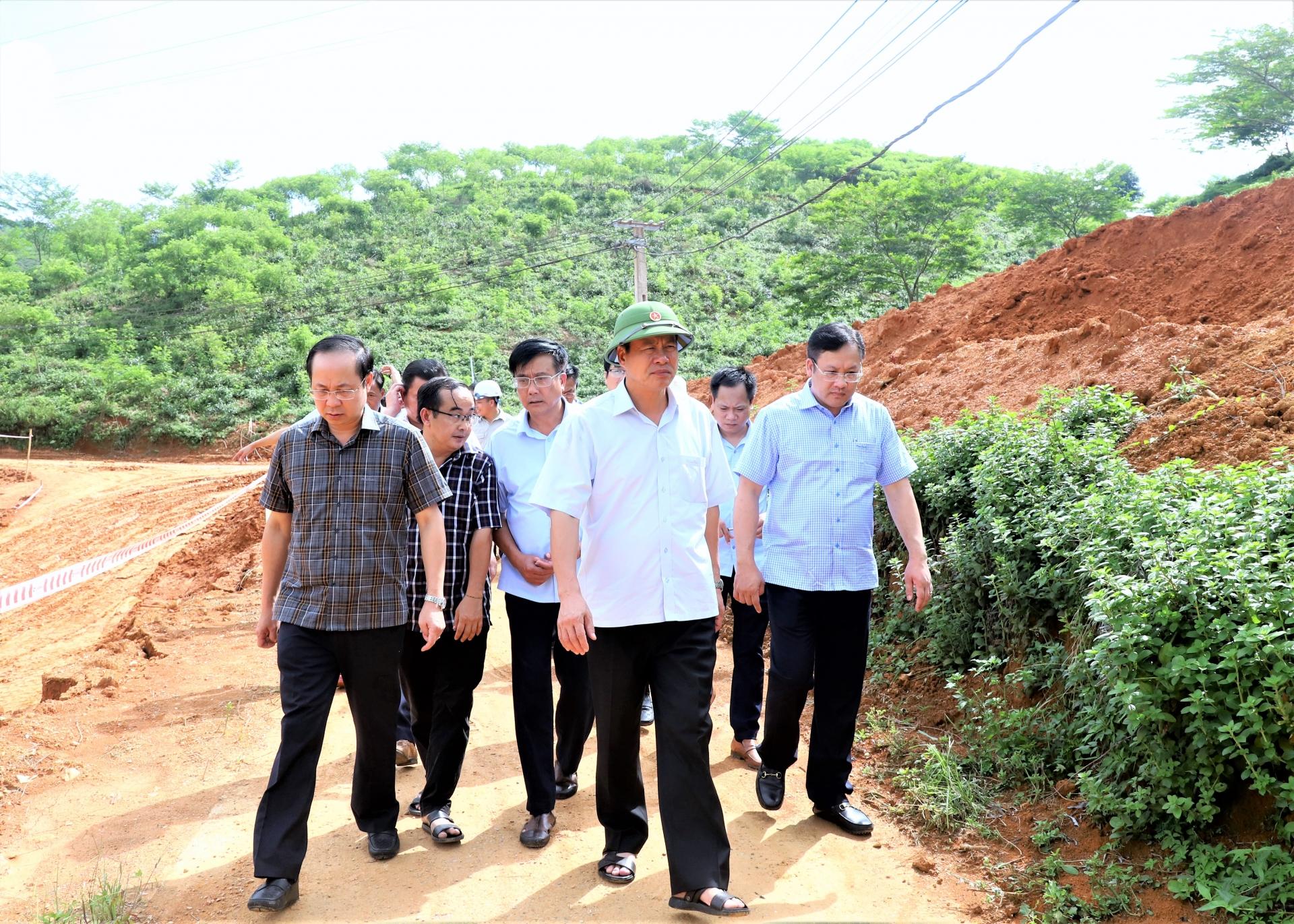 Chủ tịch UBND tỉnh Nguyễn Văn Sơn và các đơn vị liên quan kiểm tra thực tế tiến độ dự án cao tốc Tuyên Quang - Hà Giang.
