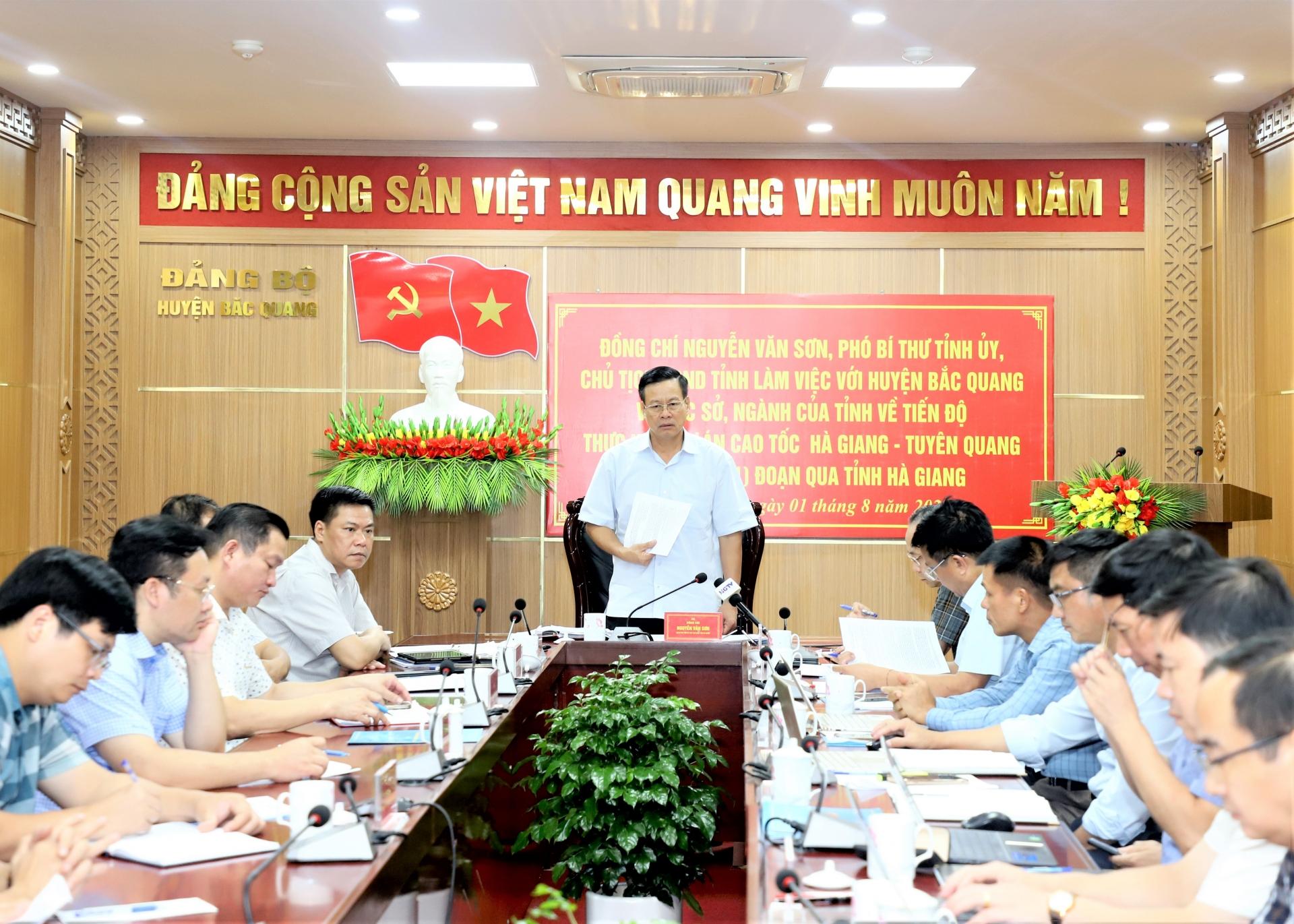 Chủ tịch UBND tỉnh Nguyễn Văn Sơn chủ trì buổi làm việc với các sở, ngành liên quan và huyện Bắc Quang về tiến độ dự án đường cao tốc Tuyên Quang - Hà Giang.