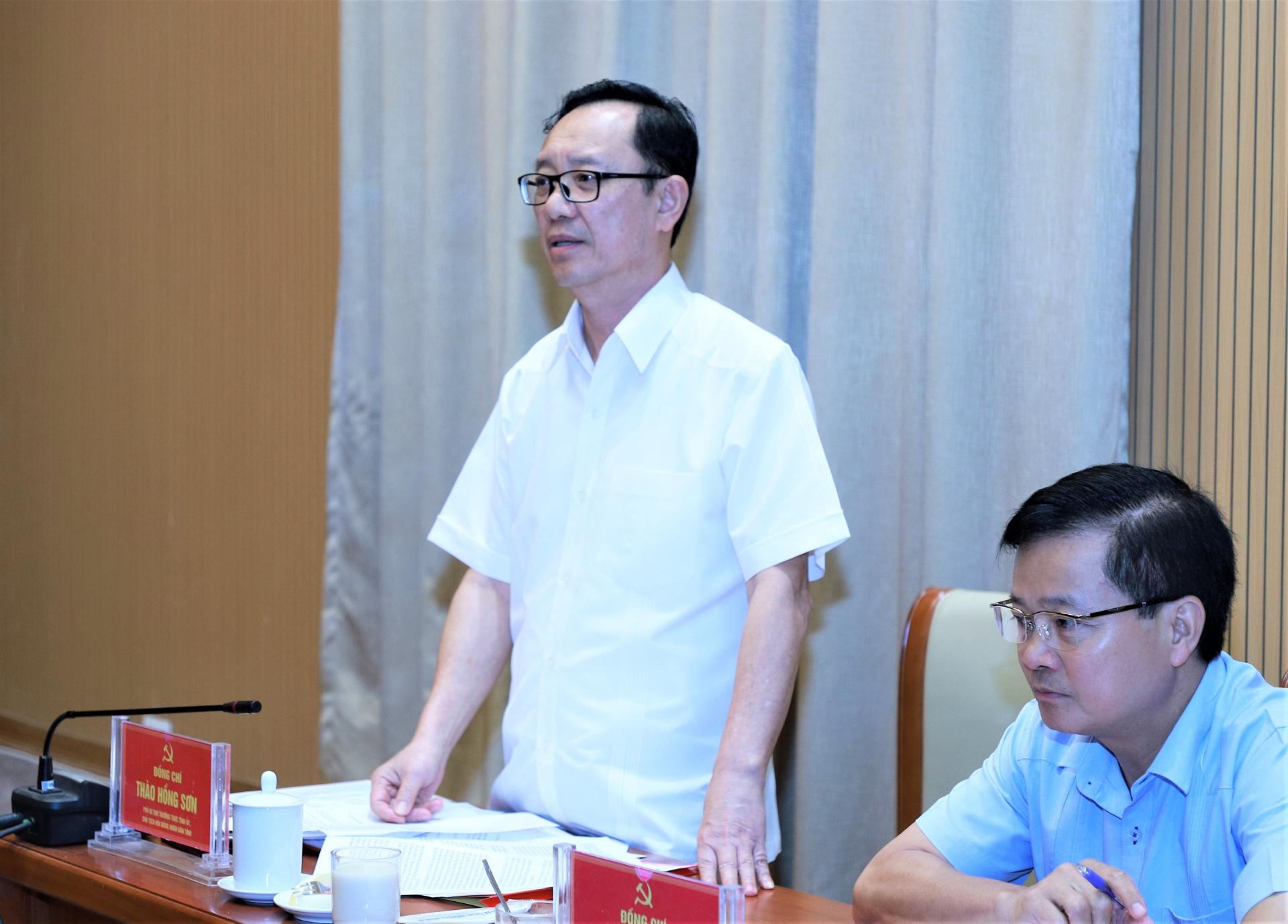 Phó Bí thư Thường trực Tỉnh ủy, Chủ tịch HĐND tỉnh Thào Hồng Sơn phát biểu tại phiên họp.