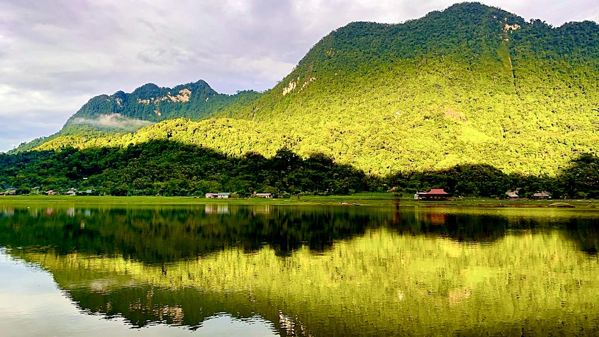 Bình yên một góc hồ Noong.