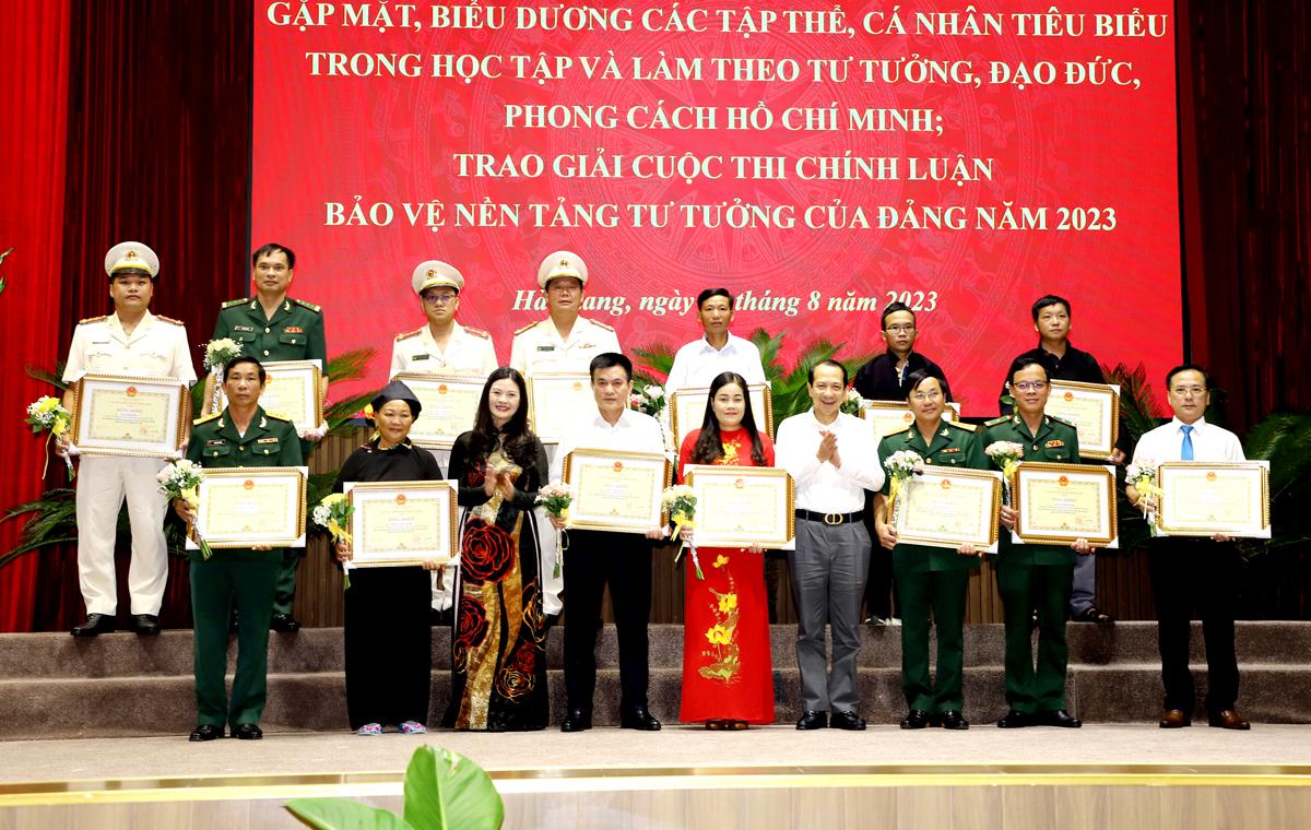 Phó Chủ tịch UBND tỉnh Trần Đức Quý và Trưởng ban Tuyên giáo Tỉnh ủy Vương Ngọc Hà trao Bằng khen cho các cá nhân