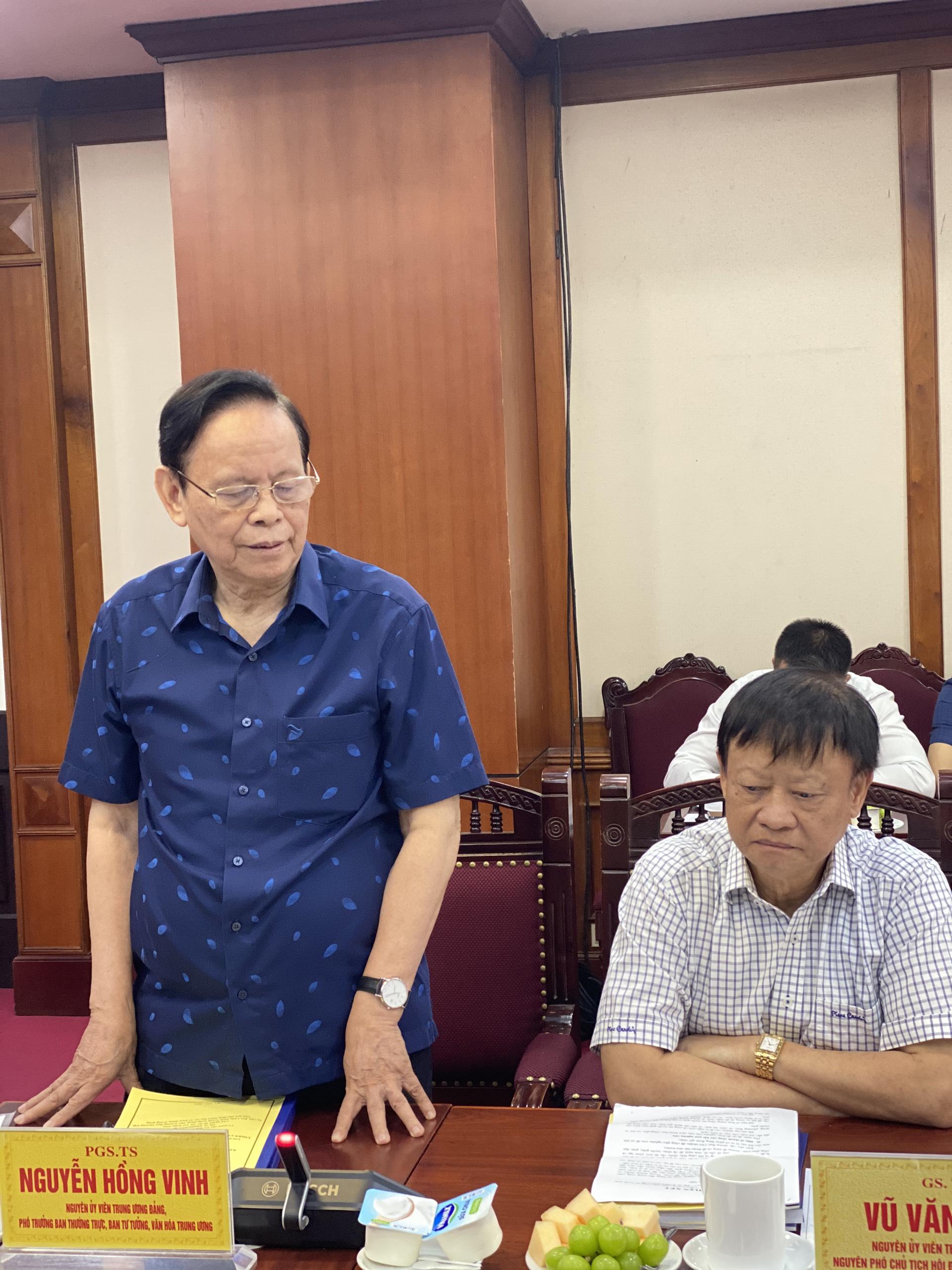 PGS. TS. Nguyễn Hồng Vinh, nguyên Ủy viên Trung ương Đảng, nguyên Phó trưởng ban Thường trực Ban Tư tưởng - Văn hóa Trung ương phát biểu ý kiến tại Hội thảo.