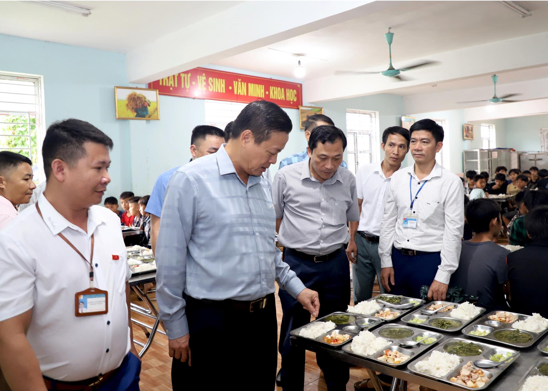Chủ tịch UBND tỉnh Nguyễn Văn Sơn kiểm tra chế độ ăn của học sinh bán trú Trường Phổ thông Dân tộc bán trú THCS Lũng Hồ.