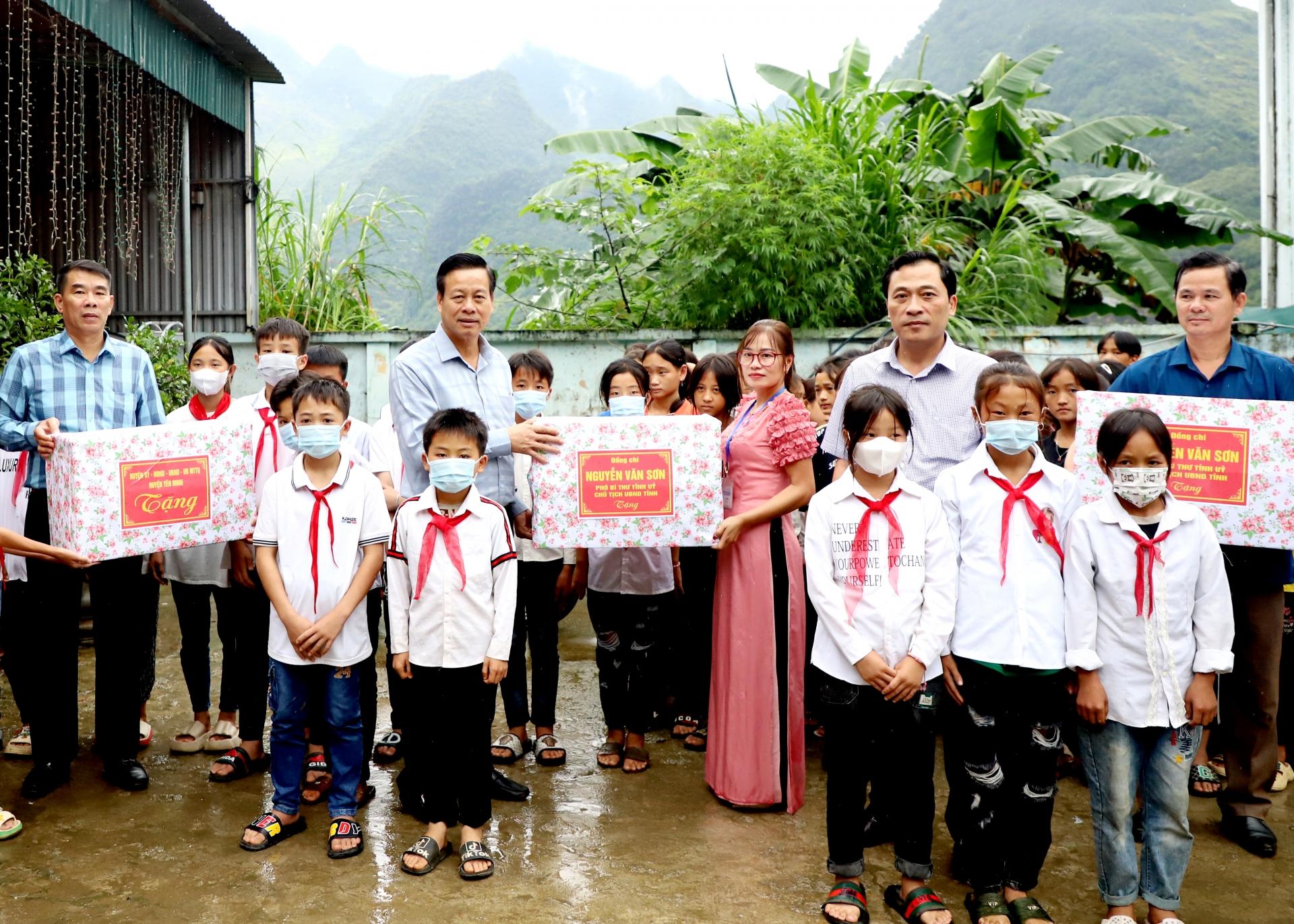 Chủ tịch UBND tỉnh Nguyễn Văn Sơn tặng quà Tết Trung thu cho Trường Mầm non, Trường Phổ thông Dân tộc bán trú Tiểu học và THCS Lũng Hồ.
