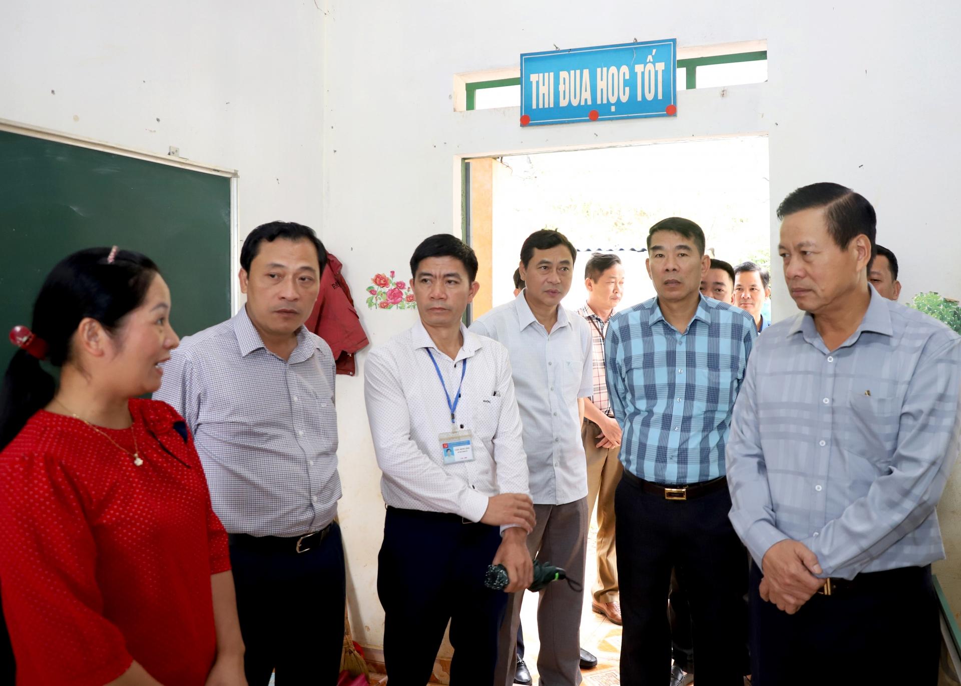 Chủ tịch UBND tỉnh Nguyễn Văn Sơn kiểm tra công tác dạy và học tại điểm trường thôn Phe Phà, xã Lũng Hồ.