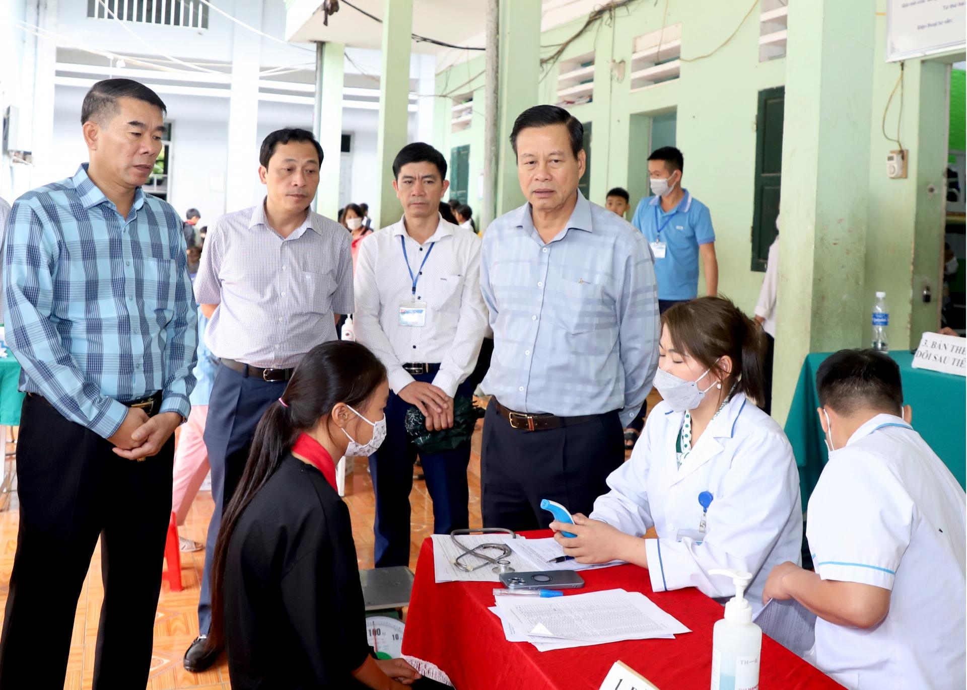 Chủ tịch UBND tỉnh Nguyễn Văn Sơn kiểm tra công tác tiêm phòng vắc xin tại Trường Phổ thông Dân tộc bán trú THCS Lũng Hồ.