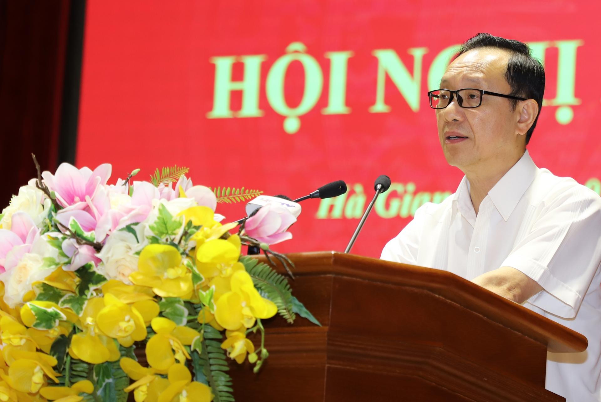 Phó Bí thư Thường trực Tỉnh ủy, Chủ tịch HĐND tỉnh Thào Hồng Sơn trình bày báo cáo công tác xây dựng Đảng.