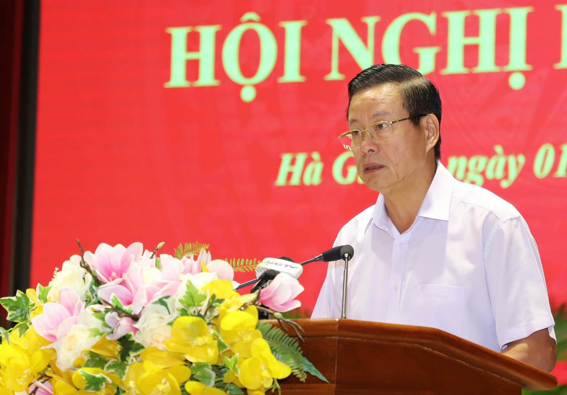 Phó Bí thư Tỉnh ủy, Chủ tịch UBND tỉnh Nguyễn Văn Sơn trình bày báo cáo phát triển KT-XH 9 tháng đầu năm 2023.