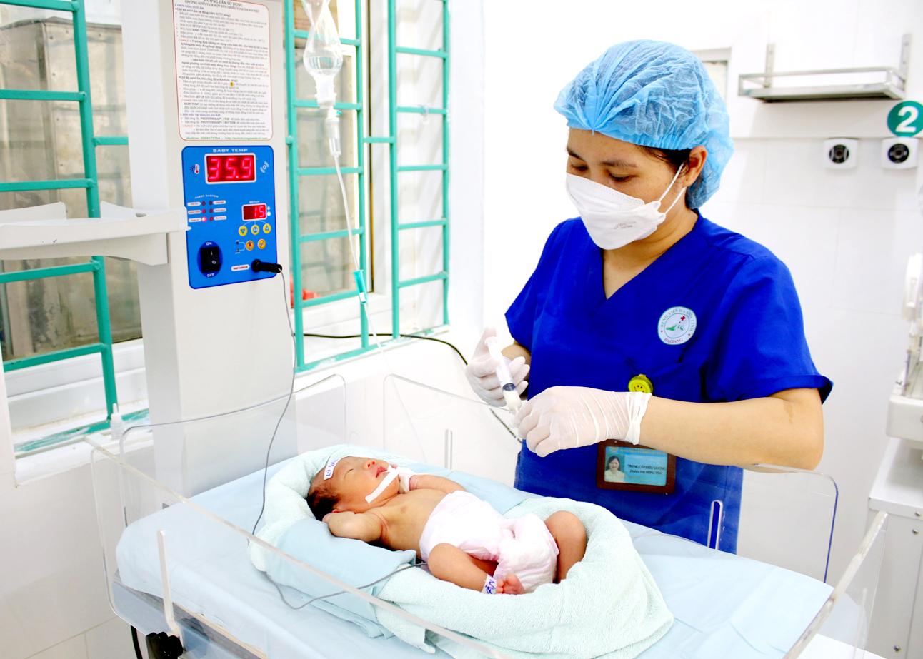 Chăm sóc trẻ sơ sinh tại Bệnh viện Đa khoa tỉnh.