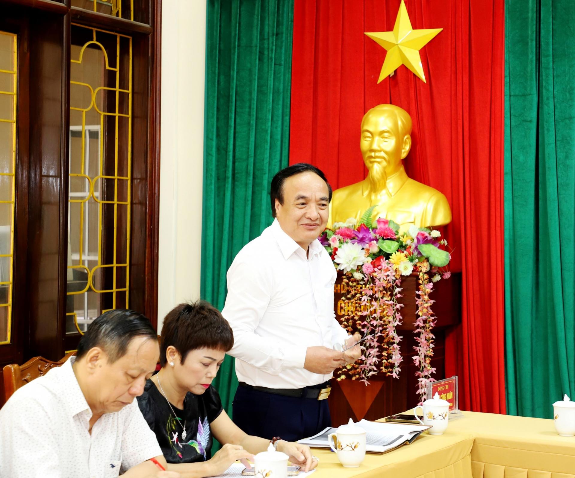 Chủ tịch Hiệp hội Doanh nghiệp tỉnh Phạm Công Nhân báo cáo công tác chuẩn bị cho Ngày Doanh nhân Việt Nam.