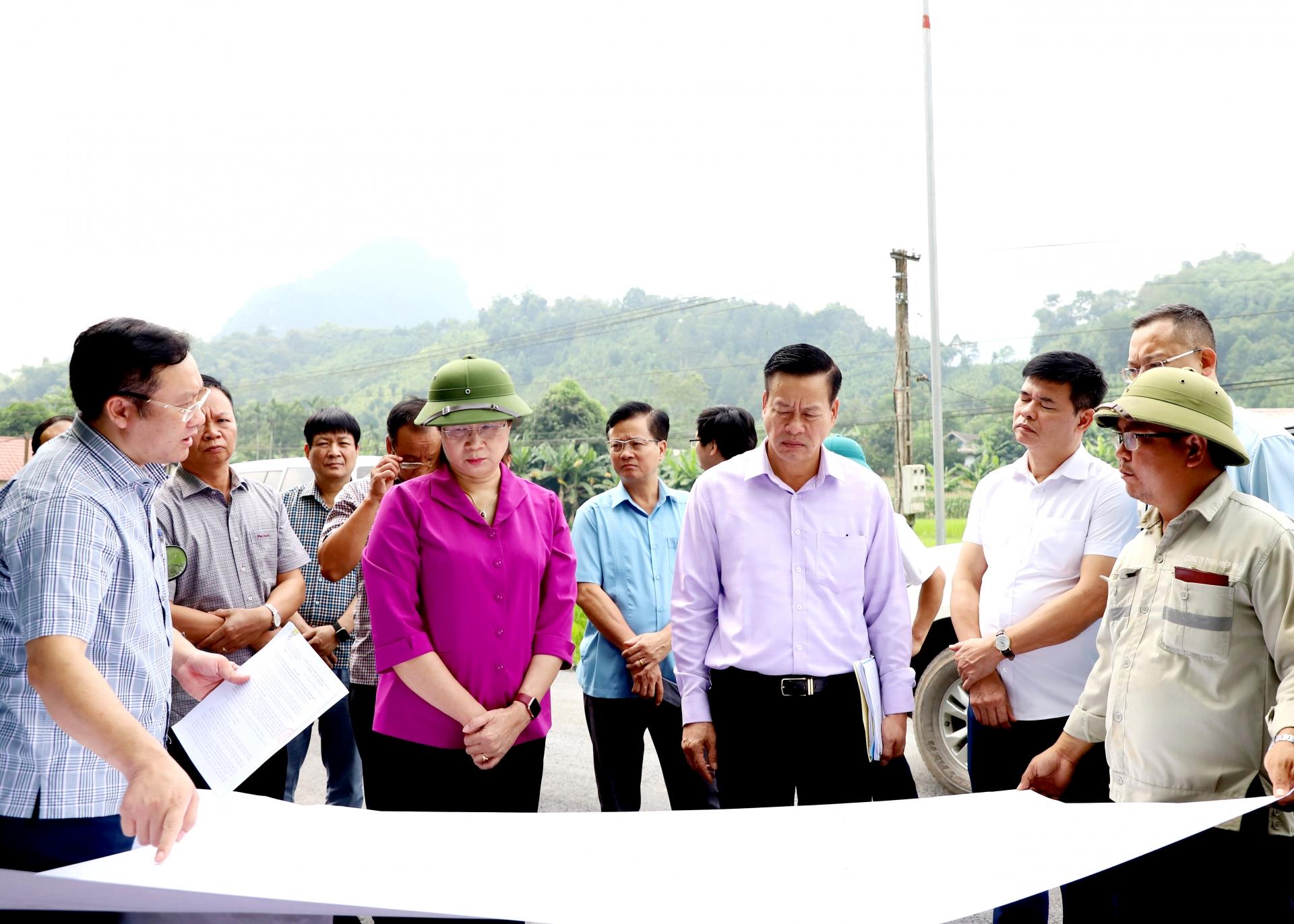 Chủ tịch UBND tỉnh Nguyễn Văn Sơn kiểm tra bình đồ thi công dự án ĐT.183.