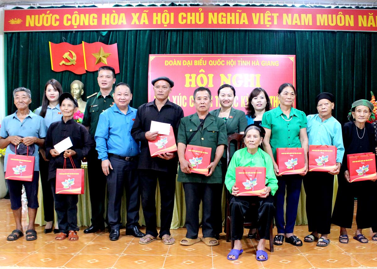 Đoàn ĐBQH khóa XV đơn vị tỉnh Hà Giang tặng quà cho người cao tuổi trên địa bàn xã Phong Quang (Vị Xuyên).