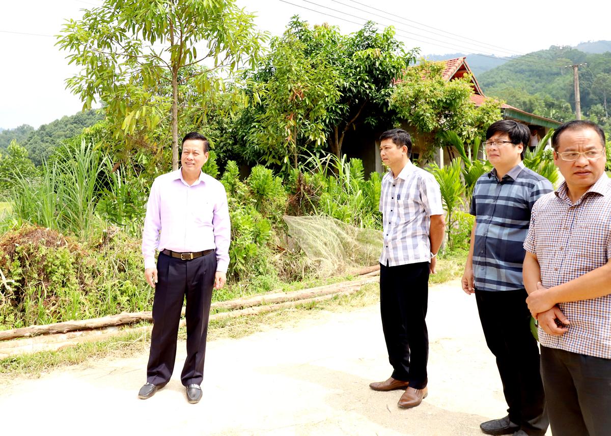 Chủ tịch UBND tỉnh Nguyễn Văn Sơn kiểm tra tuyến đường thôn Thượng An, xã Đồng Yên (Bắc Quang).