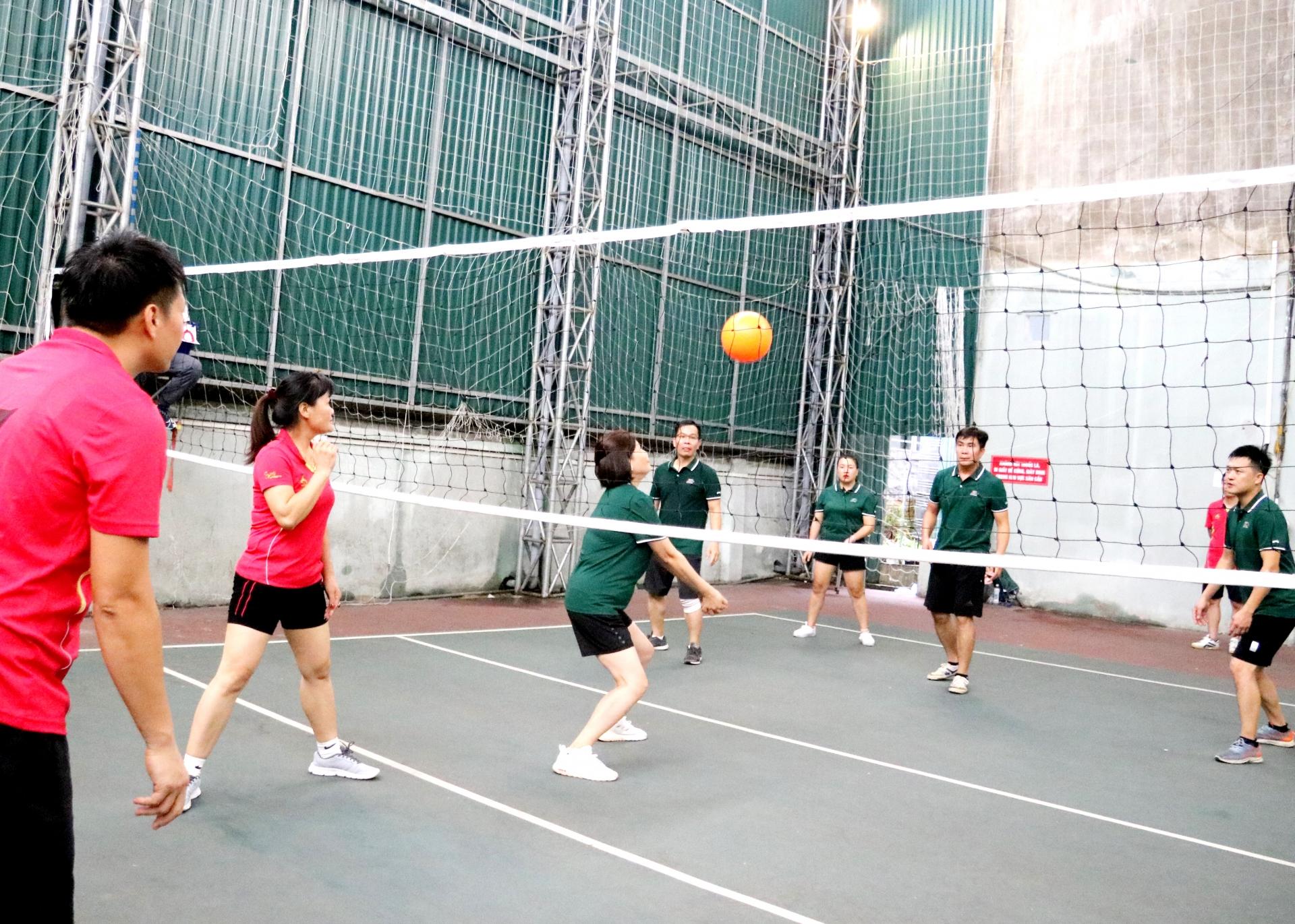 Phần tranh tài môn bóng chuyền hơi giữa Báo Hà Giang và Trường Chính trị tỉnh