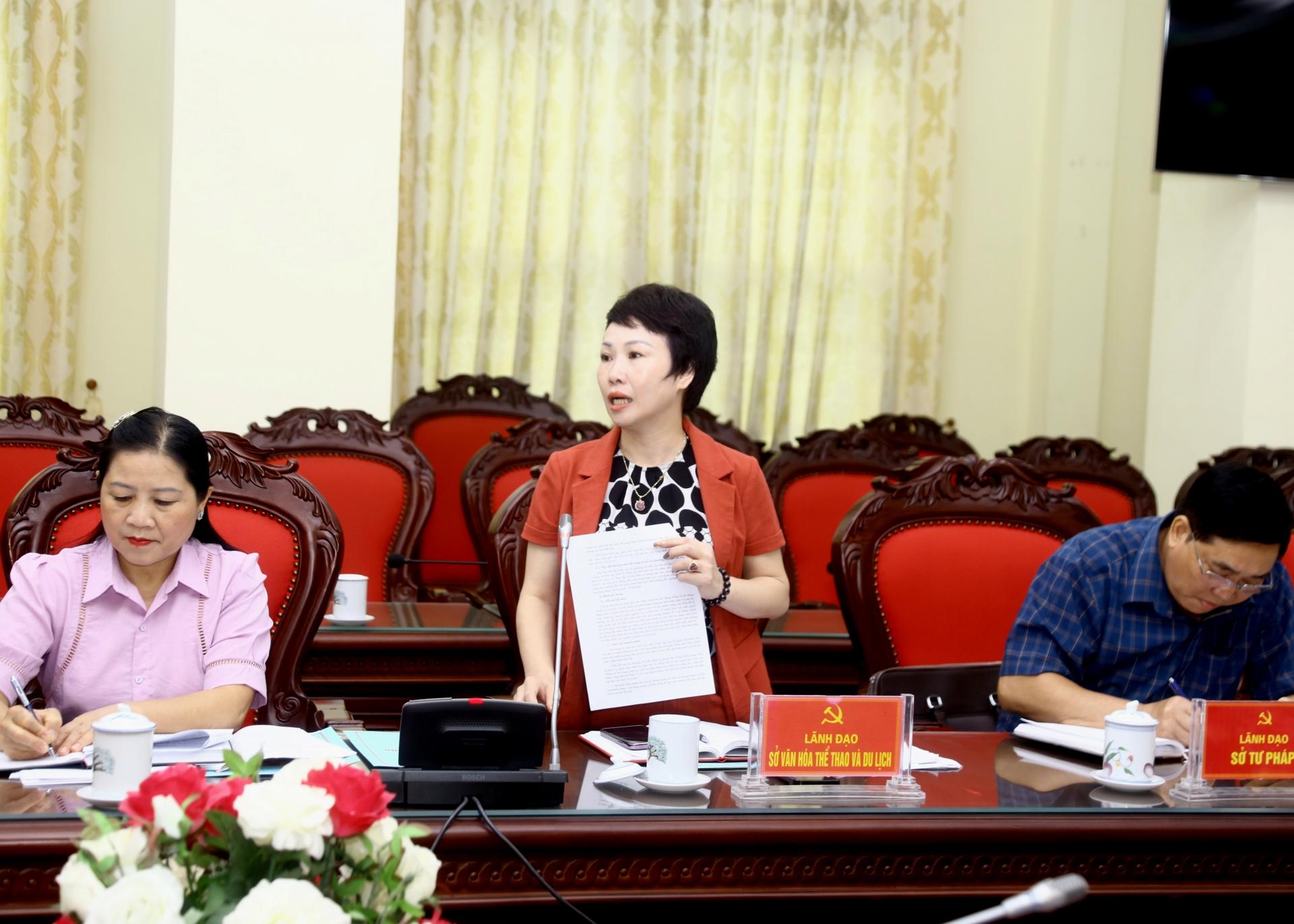 Phó Giám đốc Sở Văn hóa – Thể thao và Du lịch Triệu Thị Tình, báo cáo hoạt động Thư viện tỉnh và các xã, thị trấn theo lĩnh vực của ngành.