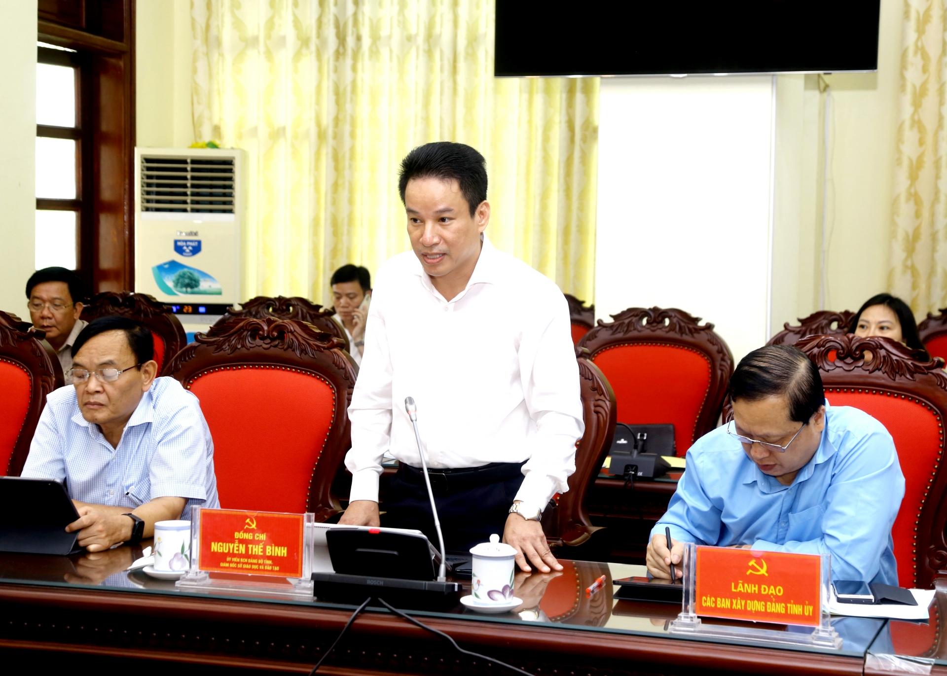 Giám đốc Sở GD&ĐT Nguyễn Thế Bình báo cáo công tác xây dựng thư viện trong trường học.