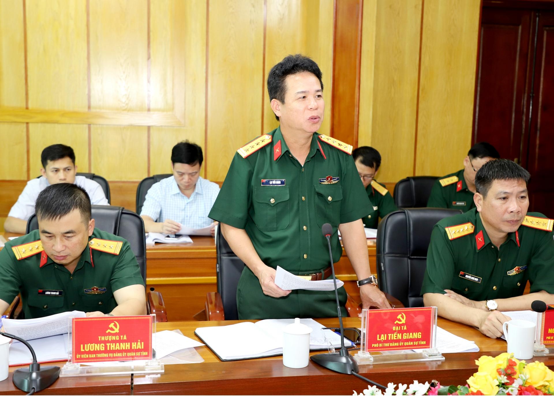 Chỉ huy trưởng Bộ CHQS tỉnh Lại Tiến Giang thảo luận tại hội nghị