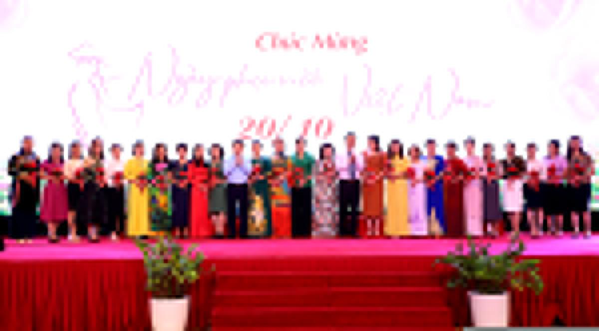 Quyền Bí thư Tỉnh ủy Nguyễn Mạnh Dũng và Chủ tịch UBND tỉnh Nguyễn Văn Sơn tặng hoa chúc mừng các nữ doanh nhân, nữ lãnh đạo nhân kỷ niệm ngày Phụ nữ Việt Nam.