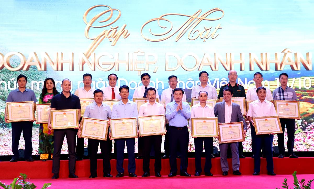 Quyền Bí thư Tỉnh ủy Nguyễn Mạnh Dũng tặng Bằng khen cho các tập thể.