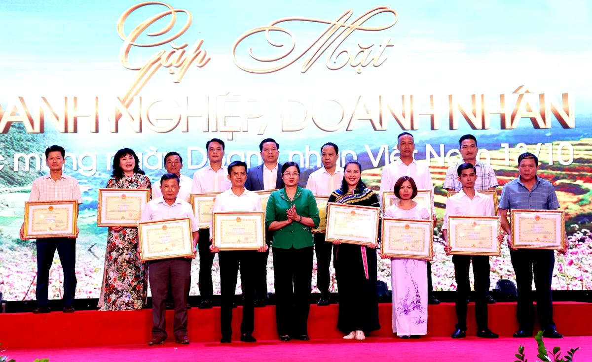 Phó Chủ tịch UBND tỉnh Hà Thị Minh Hạnh tặng Bằng khen cho các cá nhân.