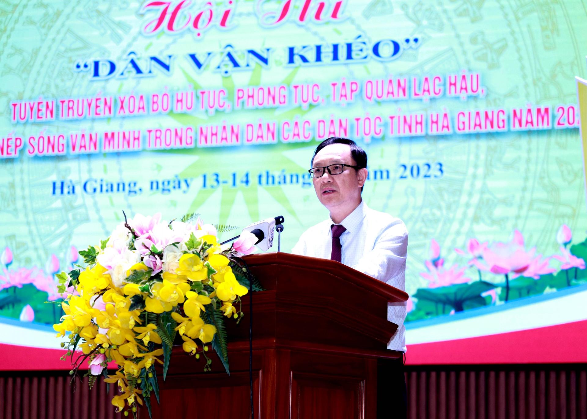 Phó Bí thư Thường trực Tỉnh ủy, Chủ tịch HĐND tỉnh Thào Hồng Sơn khai mạc hội thi.