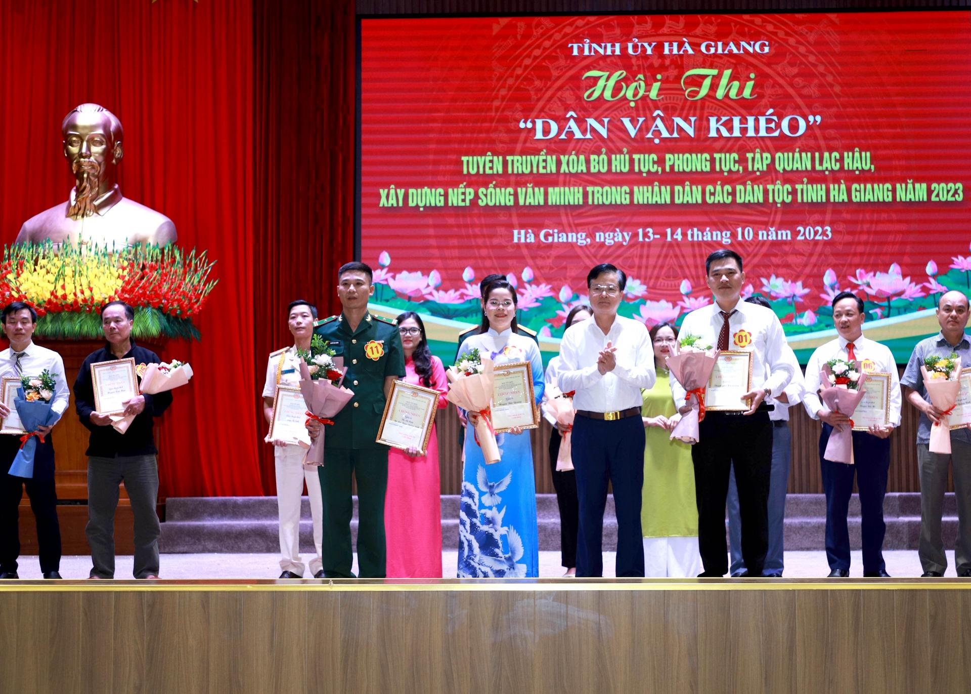 Chủ nhiệm UBKT Tỉnh ủy Trần Quang Minh trao giải Ba cho các đội đạt giải.