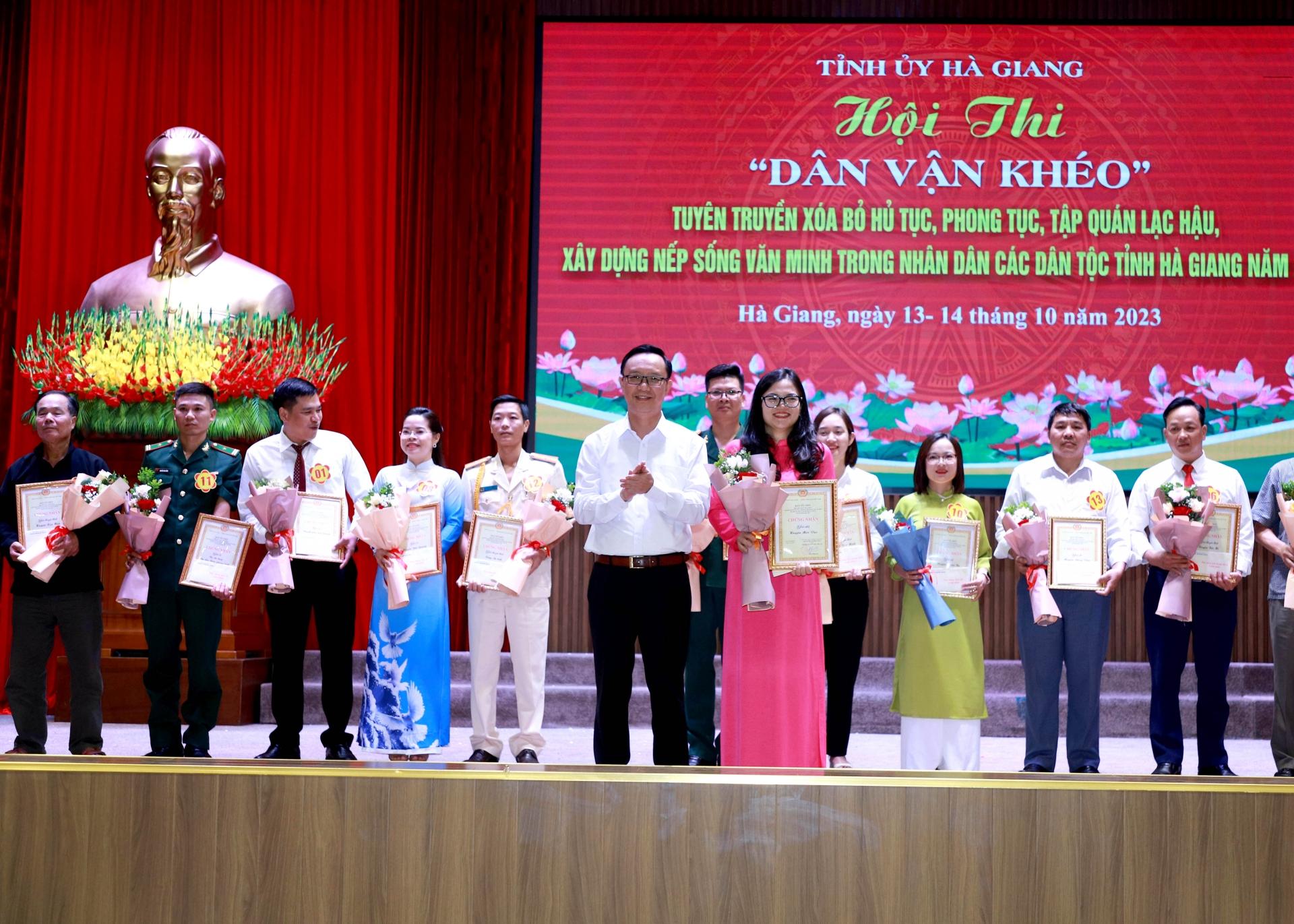 Phó Bí thư Thường trực Tỉnh ủy, Chủ tịch HĐND tỉnh Thào Hồng Sơn trao giải Nhất cho đội thi huyện Mèo Vạc.