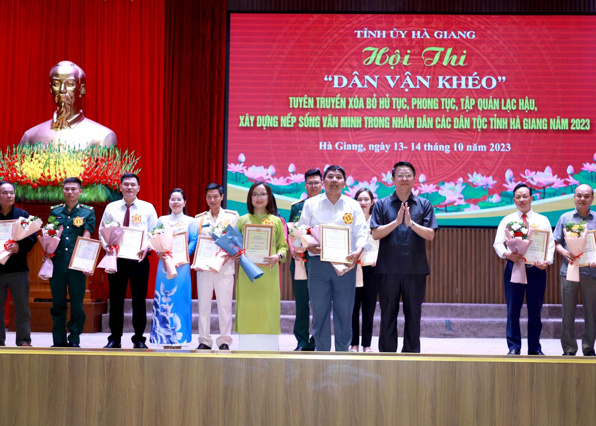 Trưởng ban Dân vận Tỉnh ủy Trần Mạnh Lợi trao giải Nhì cho các đội đạt giải.