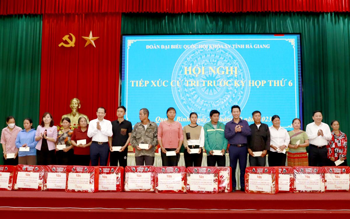 Bộ trưởng Bộ Tài nguyên và Môi trường Đặng Quốc Khánh tặng quà các hộ nghèo huyện Quang Bình