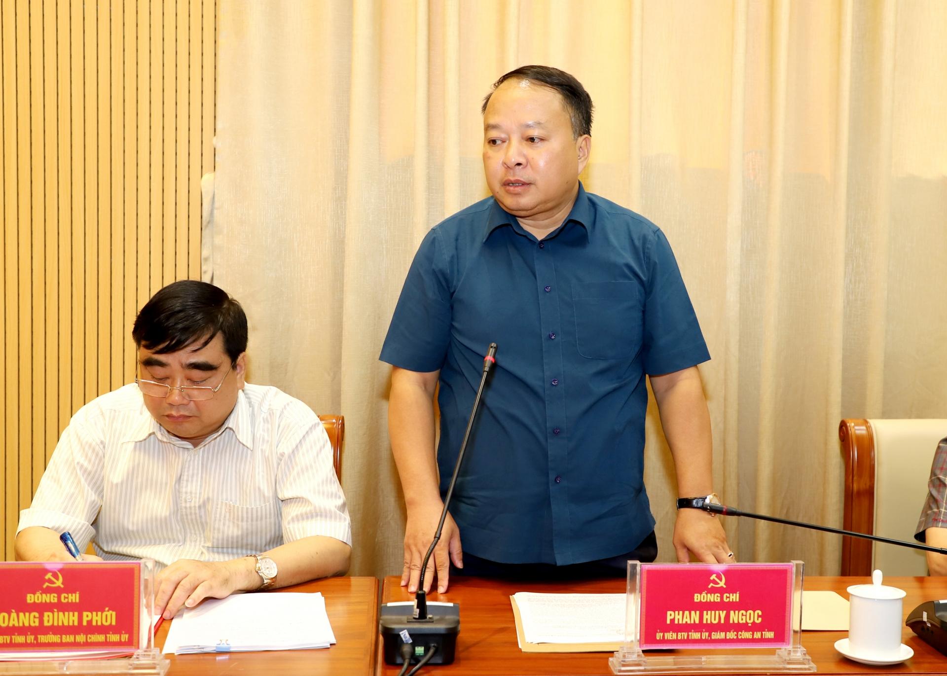 Giám đốc Công an tỉnh Phan Huy Ngọc thảo luận tại phiên họp