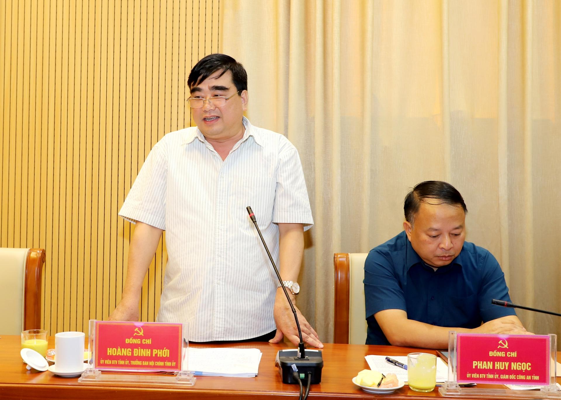 Trưởng Ban Nội chính Tỉnh ủy Hoàng Đình Phới thảo luận tại phiên họp.