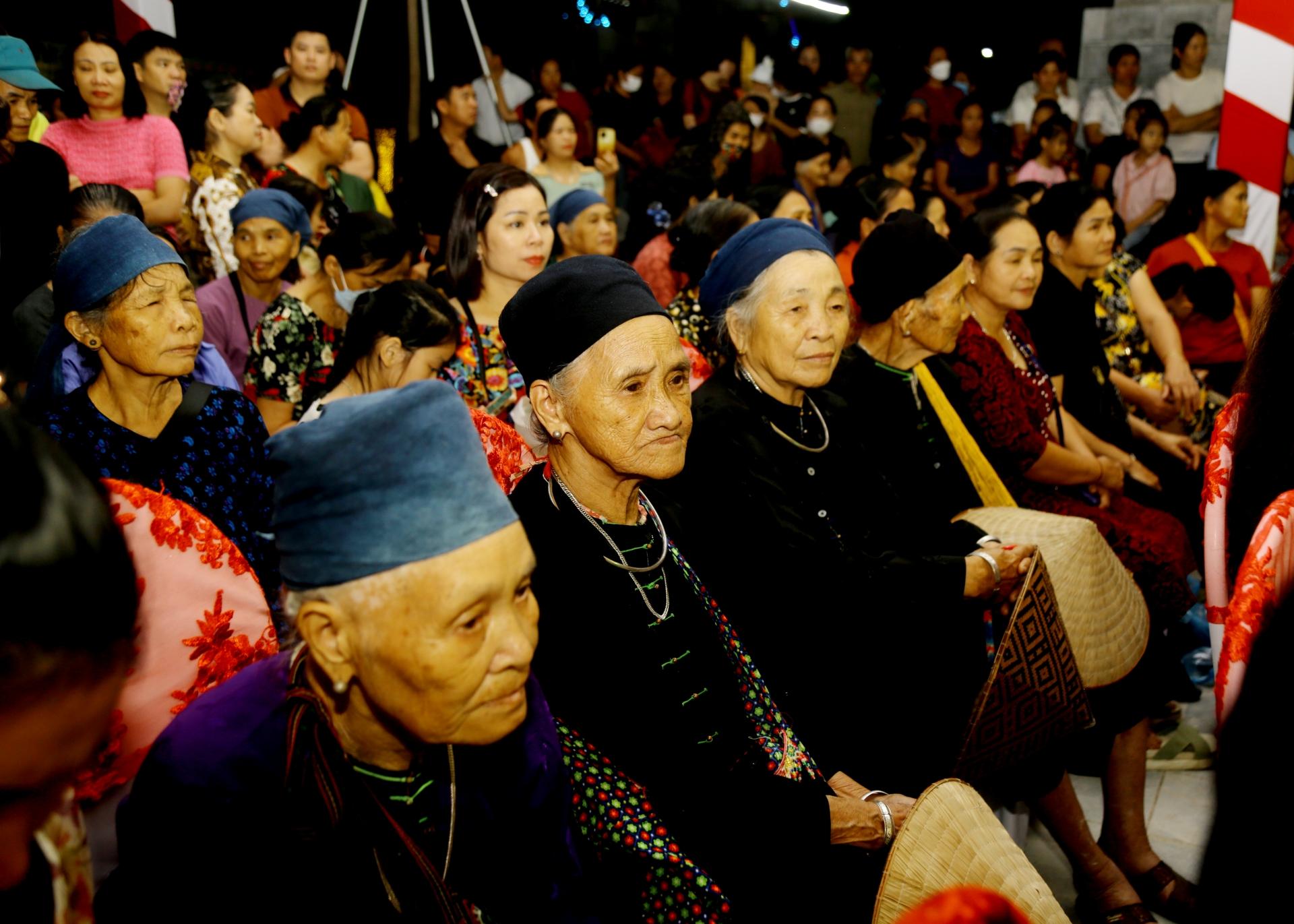 Đông đảo người dân và du khách tham dự Lễ khai mạc Ngày hội Văn hóa dân tộc Tày thành phố Hà Giang.