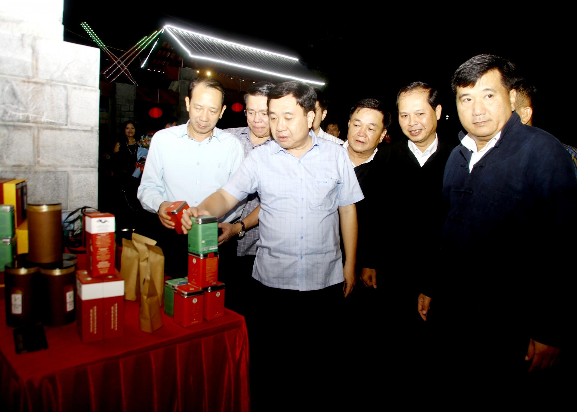 Quyền Bí thư Tỉnh ủy Nguyễn Mạnh Dũng và các đại biểu tham quan các gian hàng trưng bày sản phẩm địa phương.