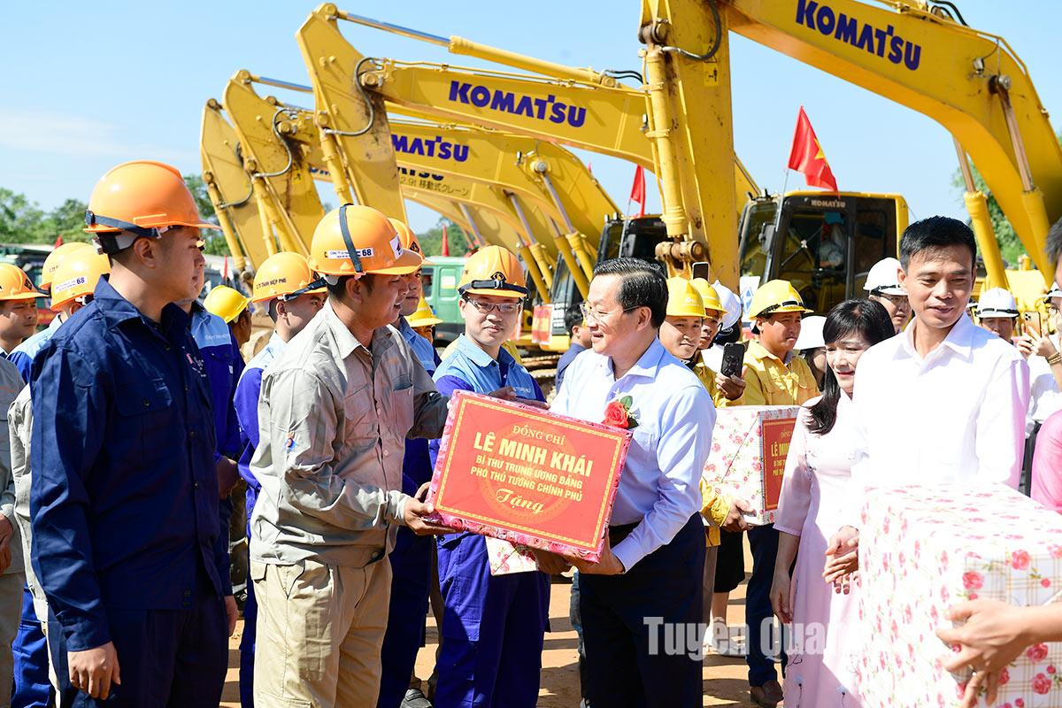 Phó Thủ tướng Lê Minh Khái tặng quà cho công nhân làm đường cao tốc.