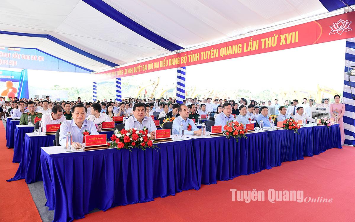 Phó Thủ tướng Lê Minh Khái cùng các đồng chí lãnh đạo các bộ, ngành trung ương, lãnh đạo tỉnh dự lễ khởi công.