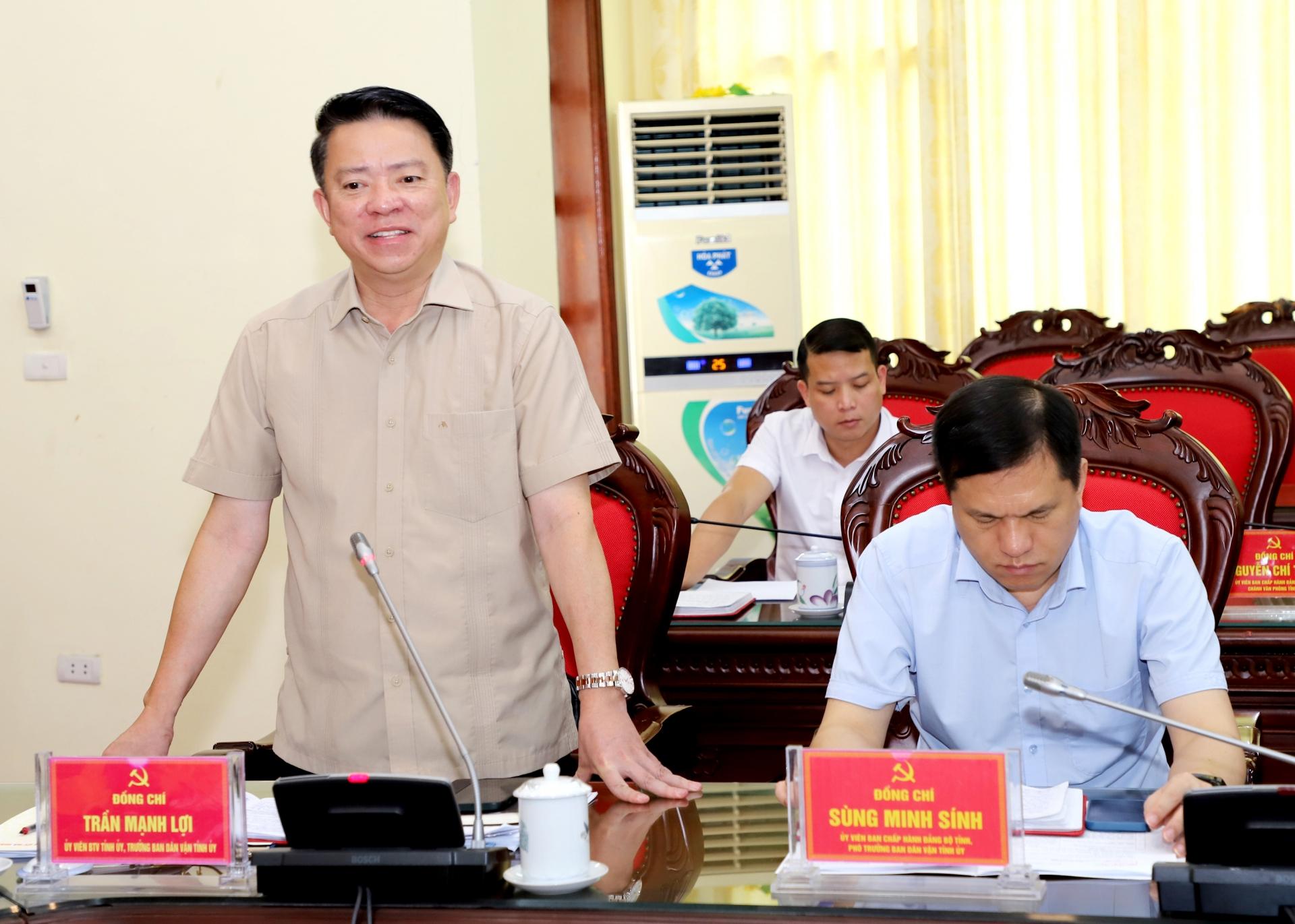 Trưởng Ban Dân vận Tỉnh ủy Trần Mạnh Lợi báo cáo tại buổi làm việc