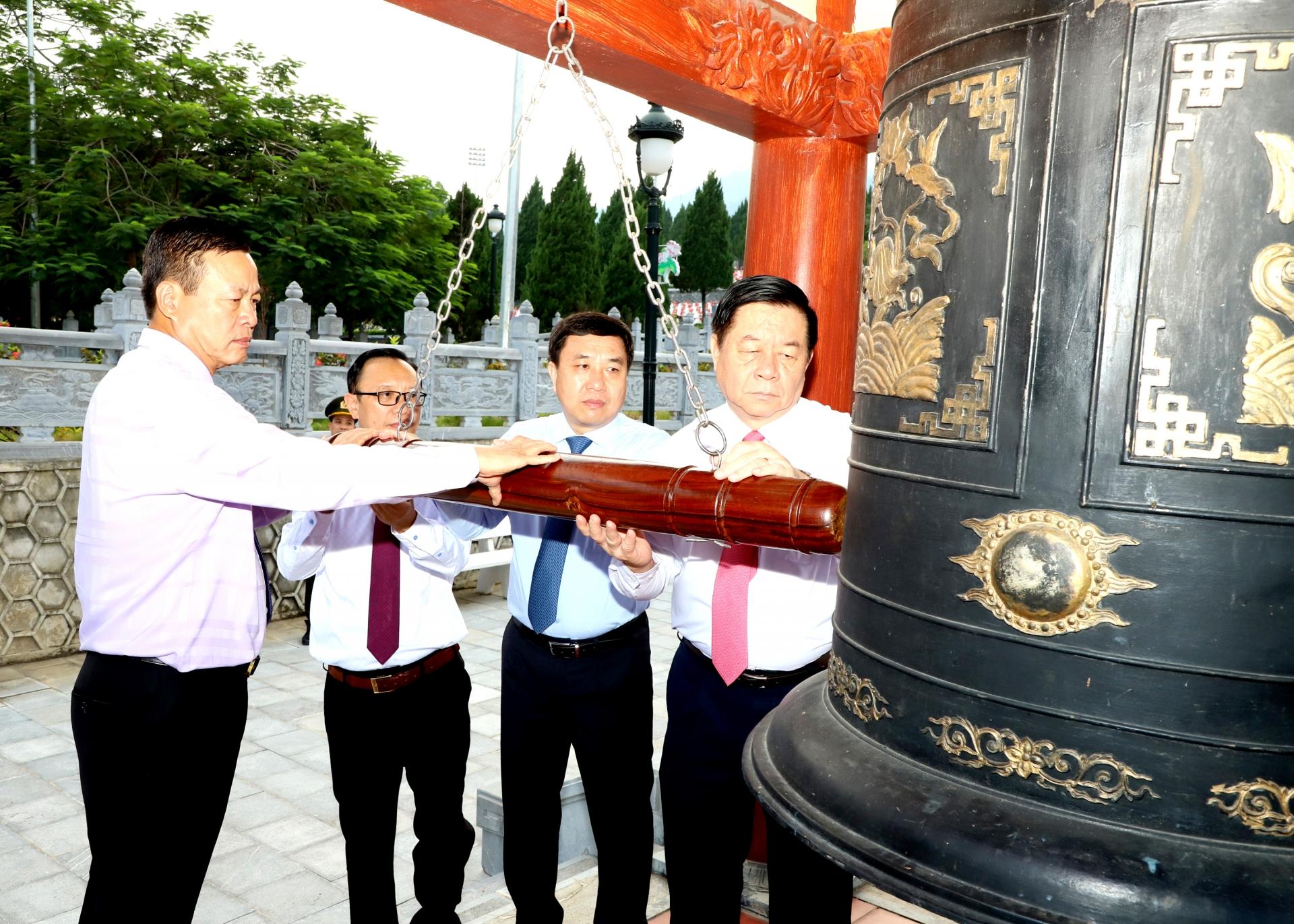 Thượng tướng Nguyễn Trọng Nghĩa và các đồng chí Thường trực Tỉnh ủy Thỉnh chuông tại Đền thờ các Anh hùng Liệt sỹ tại Nghĩa trang Liệt sỹ Quốc gia Vị xuyên.