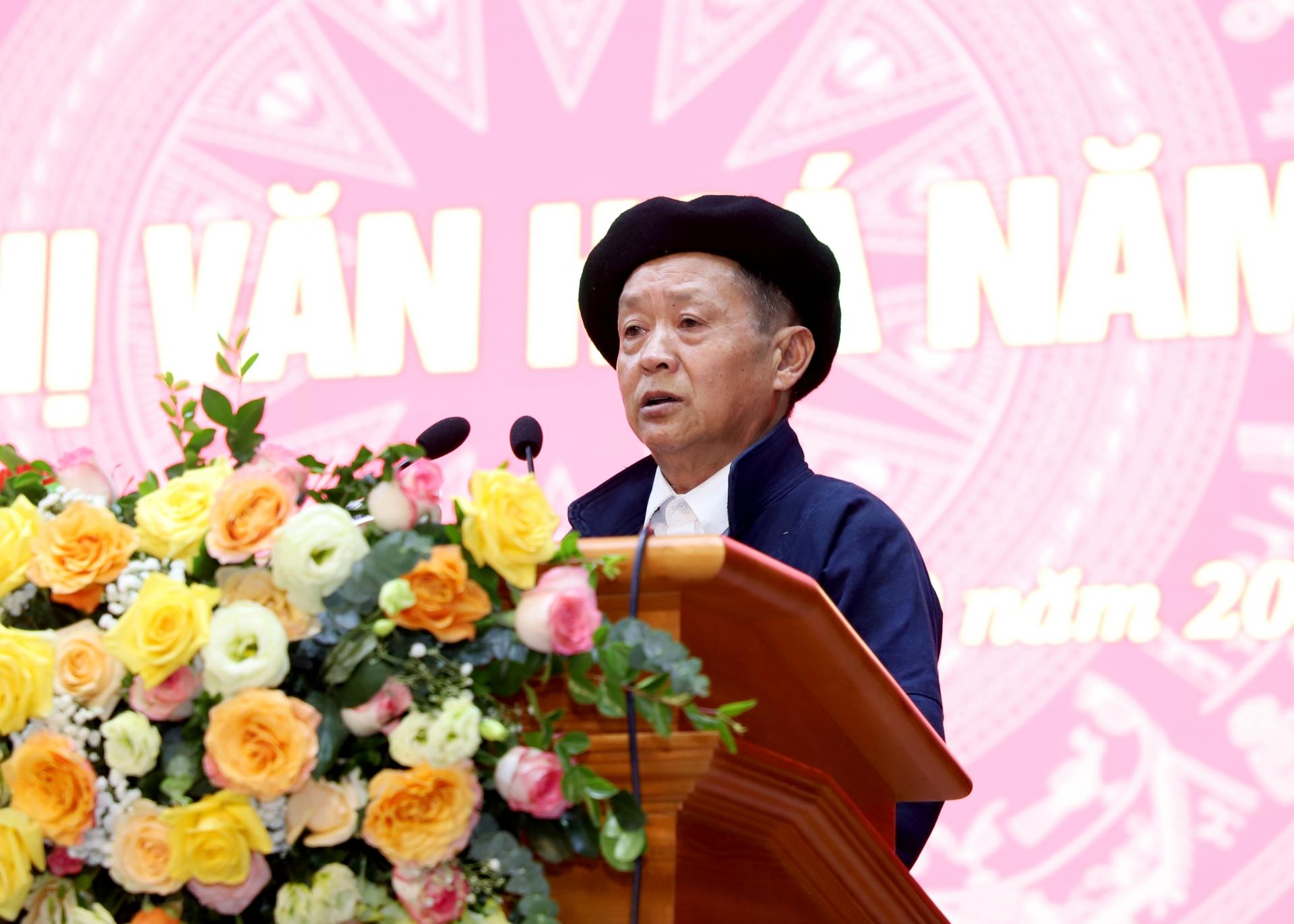 Nghệ nhân ưu tú Vàng Chá Thào, Chủ tịch Hội Nghệ nhân dân gian xã Phố Cáo (Đồng Văn) phát biểu về giải pháp bảo tồn các giá trị văn hóa truyền thống dân tộc Mông trên địa bàn tỉnh.